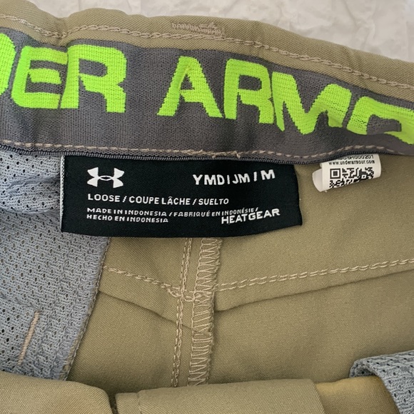 Boys under armour loose heat gear, golf shorts - Picture 3 of 5